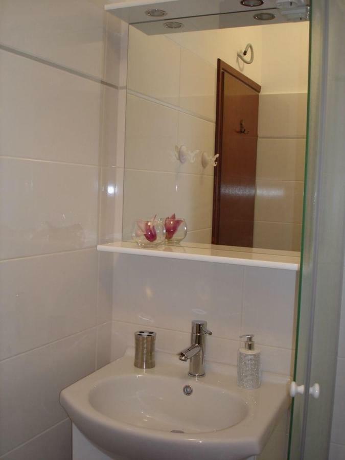 Alida Apartments & Room Near The Sea Ровинь Экстерьер фото